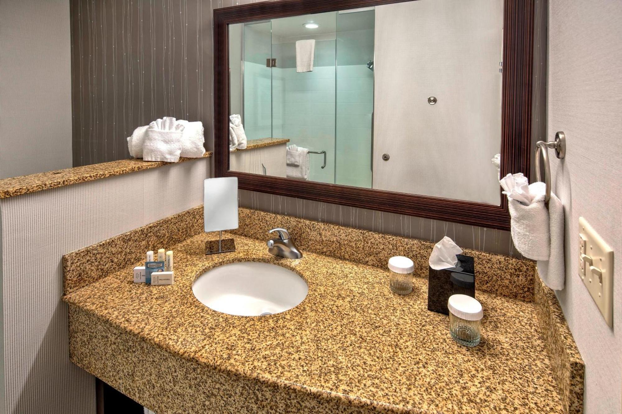 Courtyard By Marriott Alexandria Exterior foto