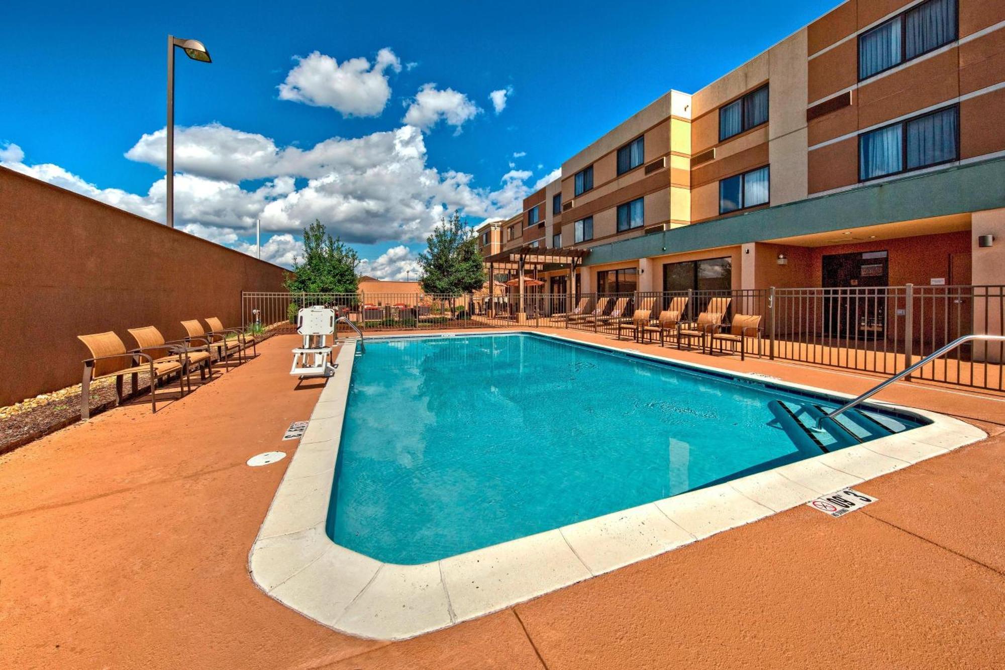 Courtyard By Marriott Alexandria Exterior foto