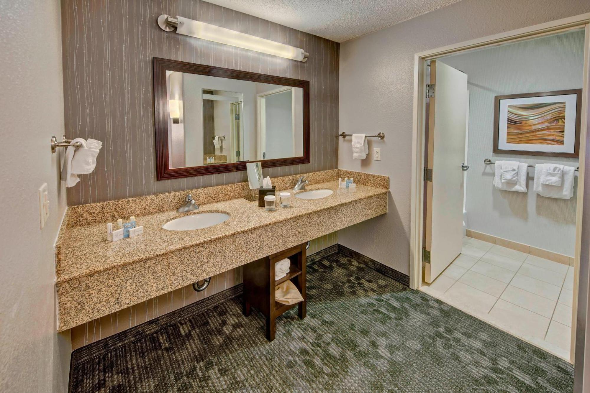 Courtyard By Marriott Alexandria Exterior foto