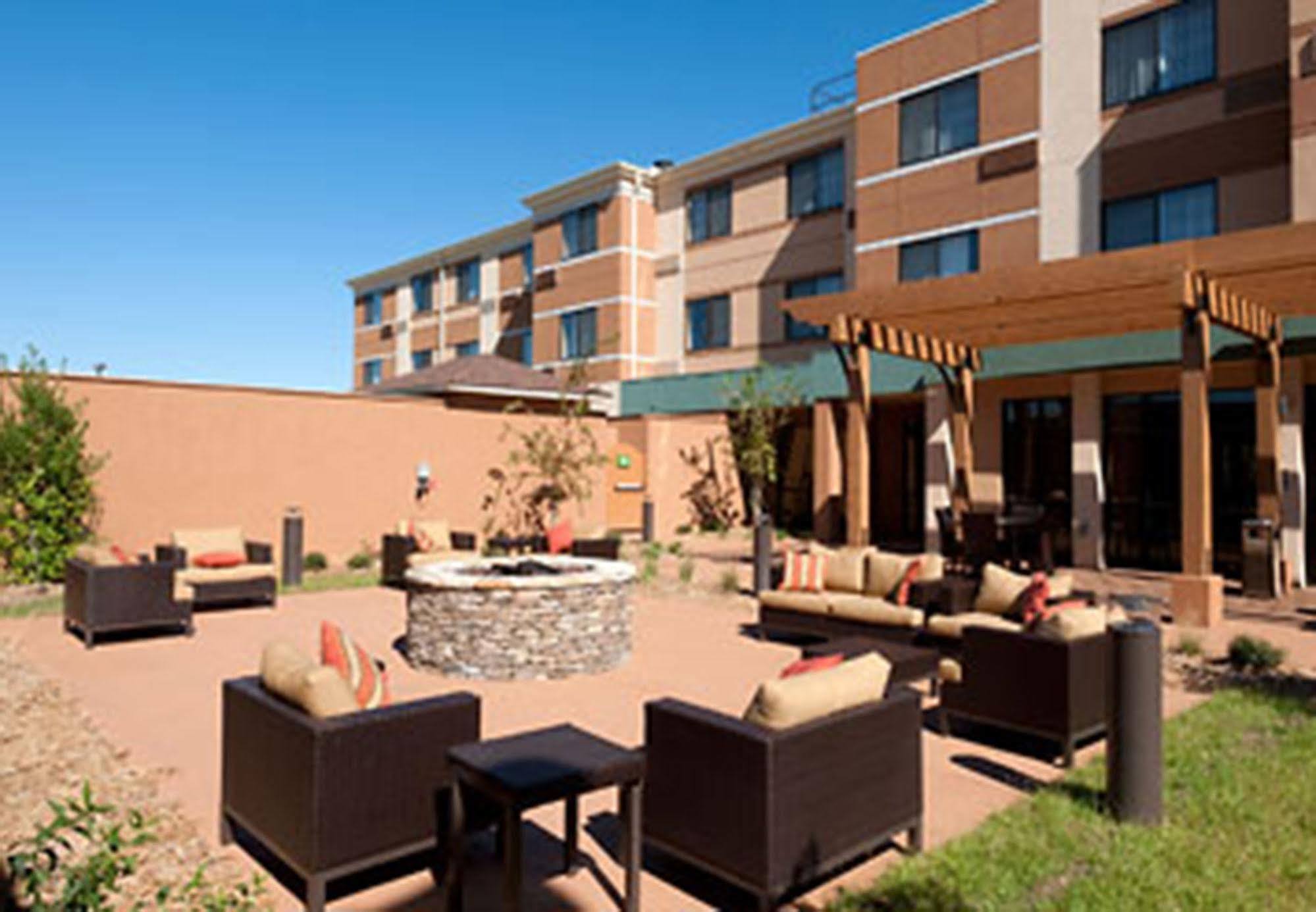 Courtyard By Marriott Alexandria Exterior foto